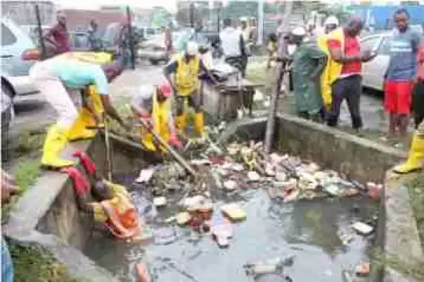 See What Lagos Officials Were Spotted Doing To Control Floods In Lekki (Photos)